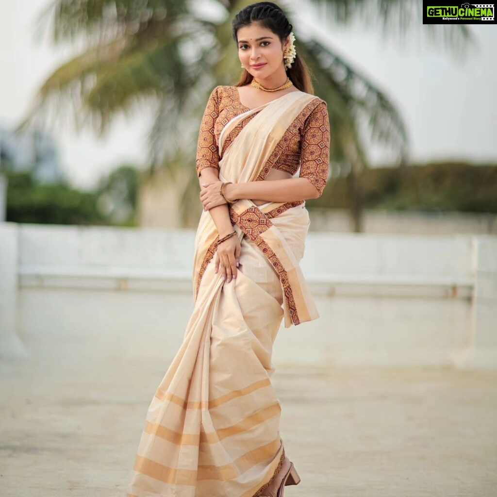Dharsha Gupta Instagram - 🤍May the new year bring you success in all your endeavours and may your dreams and aspirations come true. Happy Vishu!🤍 🤍കണിക്കൊന്നപോലെ നിങ്ങളുടെ ജീവിതം തിളങ്ങി നില്‍ക്കട്ടെ. വിഷു ആശംസകള്‍🤍 M&H- @dollupmakeover_artistry Jewelry- @made_for_hers Saree & blouse- @kerala_bygone_fashion Pic- @dhanush__photography