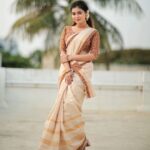 Dharsha Gupta Instagram – 🤍May the new year bring you success in all your endeavours and may your dreams and aspirations come true. Happy Vishu!🤍
🤍കണിക്കൊന്നപോലെ നിങ്ങളുടെ ജീവിതം തിളങ്ങി നില്‍ക്കട്ടെ. വിഷു ആശംസകള്‍🤍
M&H- @dollupmakeover_artistry
Jewelry- @made_for_hers
Saree & blouse- @kerala_bygone_fashion
Pic- @dhanush__photography