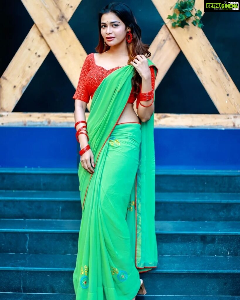 Dharsha Gupta Instagram - 💚❤️உன்னுடைய உழைப்பும் சொற்களும் உனக்கும் பிறருக்கும் பயன் உள்ளதாக இருந்தால்.. மகிழ்ச்சி தானாக வரும்❤️💚 M&H- @murugeshmakeup_hair Saree & blouse- @sudhassignaturestudio Pic- @g_n_m_arvind