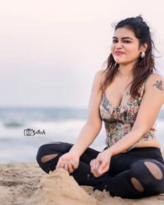 Dharsha Gupta Instagram - ❤️இந்த வாழ்க்கையில் ஒரே ஒரு மகிழ்ச்சி மட்டுமே உள்ளது, நேசிப்பதற்கும் நேசிக்கப்படுவதற்கும்❤️
Pic- @sathish_photography49