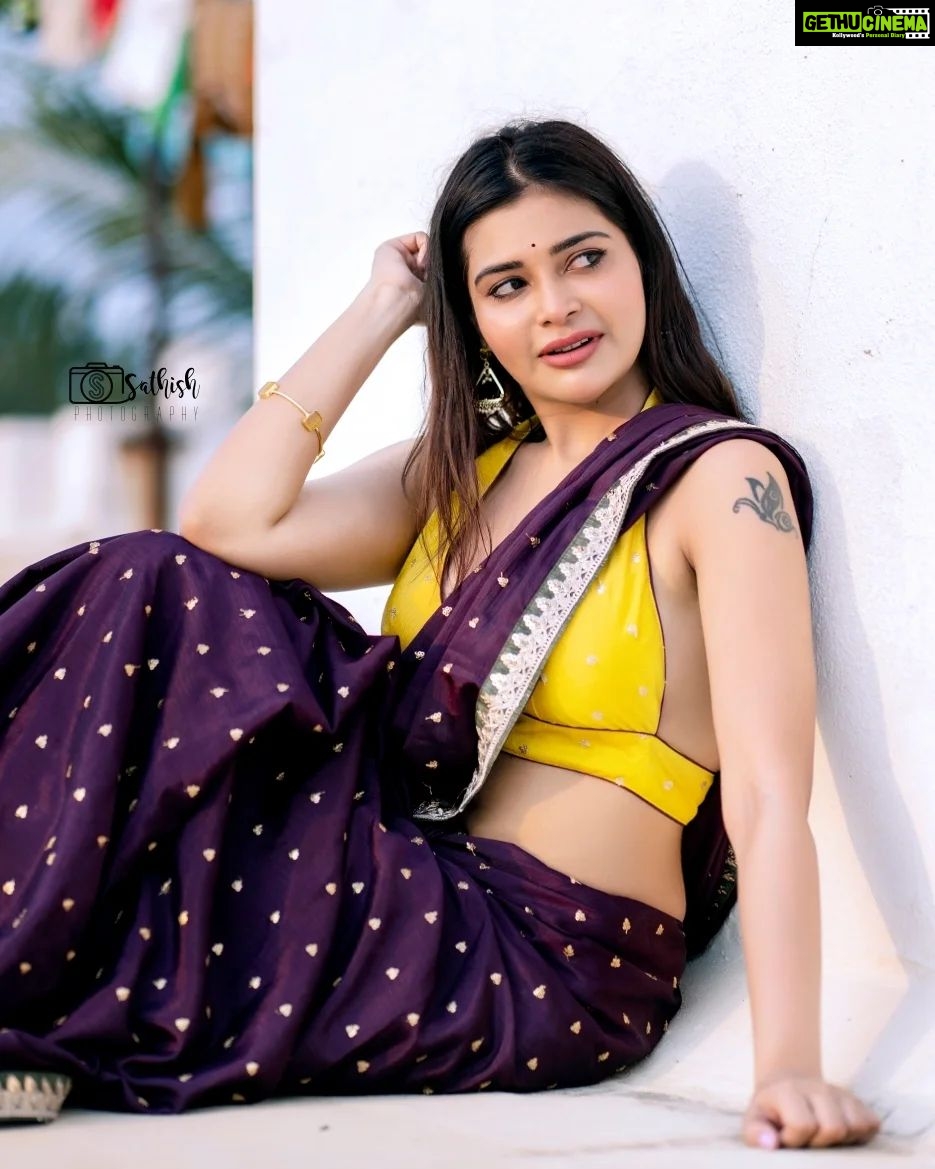 Dharsha Gupta Instagram - 💛💜மனம் அழகானால் வாழ்க்கையும் பூவனமாகும்💜💛 💛💜Happy Sunday💜💛 Saree & Blouse - @selaiyum_ravikaiyum Earring & Bangle - @thegarnet.in Pic- @sathish_photography49