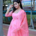 Dharsha Gupta Instagram – 💚🩷இருள் சூழ்ந்த ஒளிகளே, அதிகம் பிரகாசிக்கின்றன வாழ்க்கை பாதைகளில்!🩷💚
💚🩷Happy Sunday my luvzzzz🩷💚
Costume- @radheyscouture 
Pic- @evidencemaker