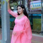 Dharsha Gupta Instagram – 💚🩷இருள் சூழ்ந்த ஒளிகளே, அதிகம் பிரகாசிக்கின்றன வாழ்க்கை பாதைகளில்!🩷💚
💚🩷Happy Sunday my luvzzzz🩷💚
Costume- @radheyscouture 
Pic- @evidencemaker