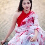 Dharsha Gupta Instagram – ❤️🤍சில நேரங்களில் ஒரு இனிமையான புன்னகை கடினமான நேரங்களை எளிதாக்குகிறது🤍❤️
M&H- @murugeshmakeup_hair
Saree & Blouse- @sudhassignaturestudio
Pic- @sathyaphotography3