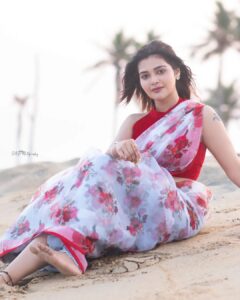 Dharsha Gupta Instagram - ❤️🤍சில நேரங்களில் ஒரு இனிமையான புன்னகை கடினமான நேரங்களை எளிதாக்குகிறது🤍❤️ M&H- @murugeshmakeup_hair Saree & Blouse- @sudhassignaturestudio Pic- @sathyaphotography3