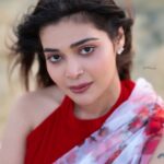 Dharsha Gupta Instagram – ❤️🤍தடைகளையும், எதிர்ப்புகளையும்
துணிவுடன் எதிர்கொண்டு
முன்னேறும் போது, வெற்றிகள்
மலராவும், மாலையாகவும்,
மகுடமாகவும் வந்து சேரும்🤍❤️
M&H – @murugeshmakeup_hair 
Saree & Blouse- @sudhassignaturestudio 
Pic- @sathyaphotography3