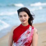 Dharsha Gupta Instagram – ❤️🤍தடைகளையும், எதிர்ப்புகளையும்
துணிவுடன் எதிர்கொண்டு
முன்னேறும் போது, வெற்றிகள்
மலராவும், மாலையாகவும்,
மகுடமாகவும் வந்து சேரும்🤍❤️
M&H – @murugeshmakeup_hair 
Saree & Blouse- @sudhassignaturestudio 
Pic- @sathyaphotography3