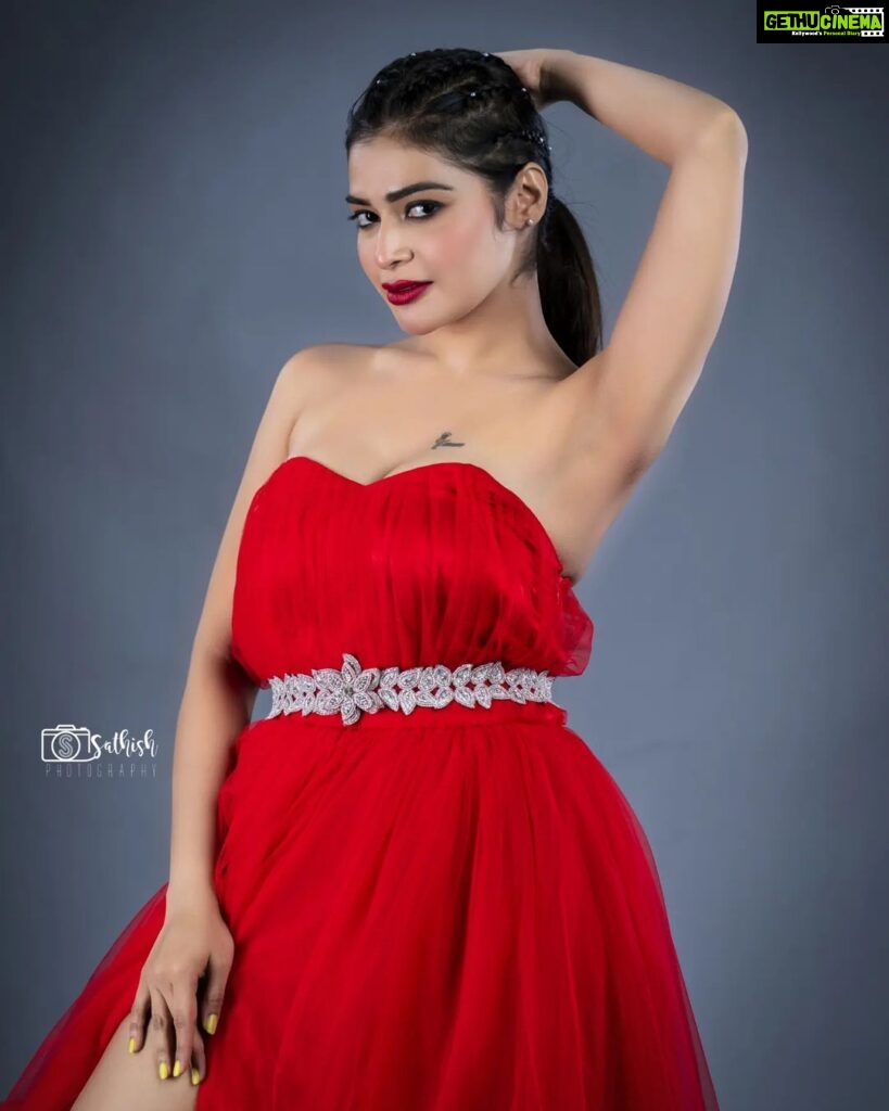 Dharsha Gupta Instagram - 🌹❤️Love and a red rose can't be hid❤️🌹 M&H- @murugeshmakeup_hair Costume- @sudhassignaturestudio Styled by- @sharmi_nandha Pic- @sathish_photography49 Location- @arangaa.space