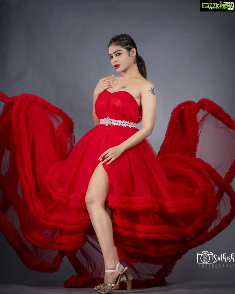 Dharsha Gupta Instagram - 🌹❤️Love and a red rose can't be hid❤️🌹 M&H- @murugeshmakeup_hair Costume- @sudhassignaturestudio Styled by- @sharmi_nandha Pic- @sathish_photography49 Location- @arangaa.space