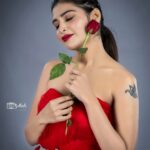 Dharsha Gupta Instagram - 🌹❤️Love and a red rose can't be hid❤️🌹 M&H- @murugeshmakeup_hair Costume- @sudhassignaturestudio Styled by- @sharmi_nandha Pic- @sathish_photography49 Location- @arangaa.space