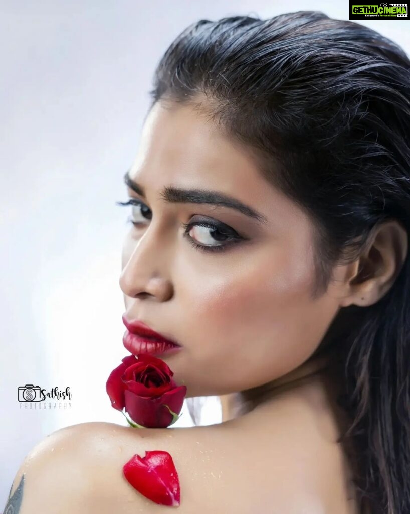 Dharsha Gupta Instagram - ❤️Happy Valentine's Day❤️ ❤️Luvvvvvvvb Uuuuuuuuu, who's ready to accept my Luvvvvvvvv❤️ M&H- @murugeshmakeup_hair Styling- @sen_smily_girl Decor- @grandsha_events Assi- @sharmi_nandha Pic- @sathish_photography49 Location- @arangaa.space