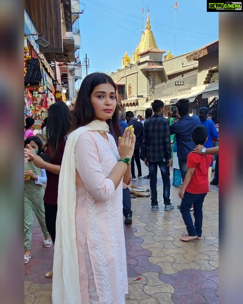 Dharsha Gupta Instagram - 🙏ஓம் ஸ்ரீ ஸாயிநாதாய நம🙏 🙏My prayer, always to all my chelmz🙏 Sirdi Sai Temple.