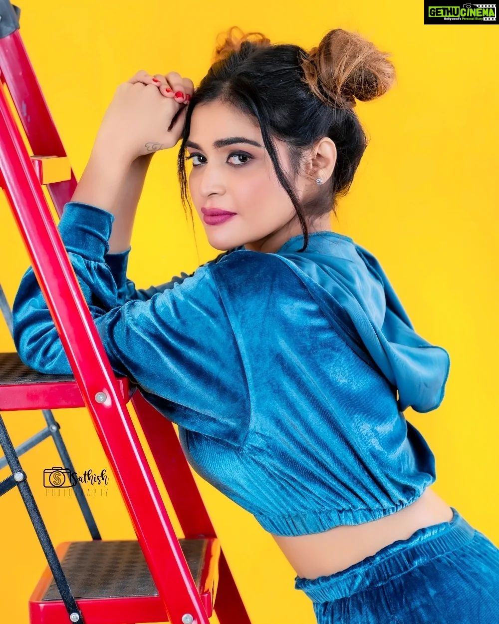 Dharsha Gupta Instagram - 💛💙lolli lolli lolli💙💛 M&H- @murugeshmakeup_hair Pic- @sathish_photography49 Studio - @abc_photostudio