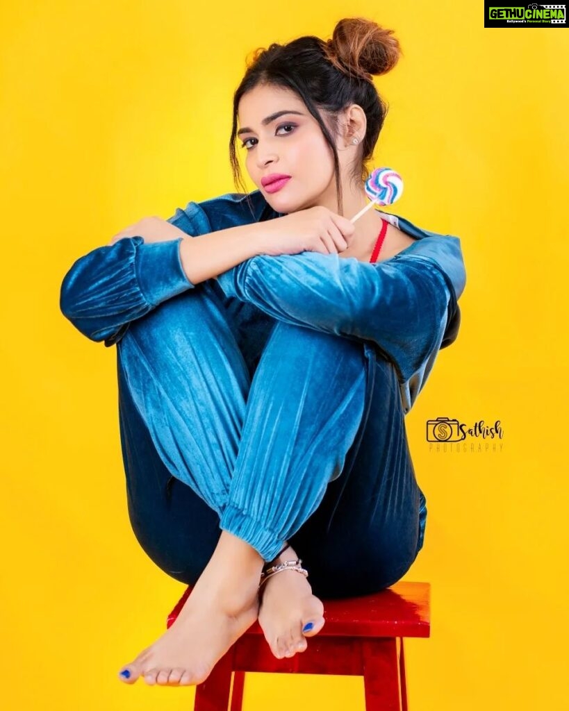 Dharsha Gupta Instagram - 💛💙lolli lolli lolli💙💛 M&H- @murugeshmakeup_hair Pic- @sathish_photography49 Studio - @abc_photostudio