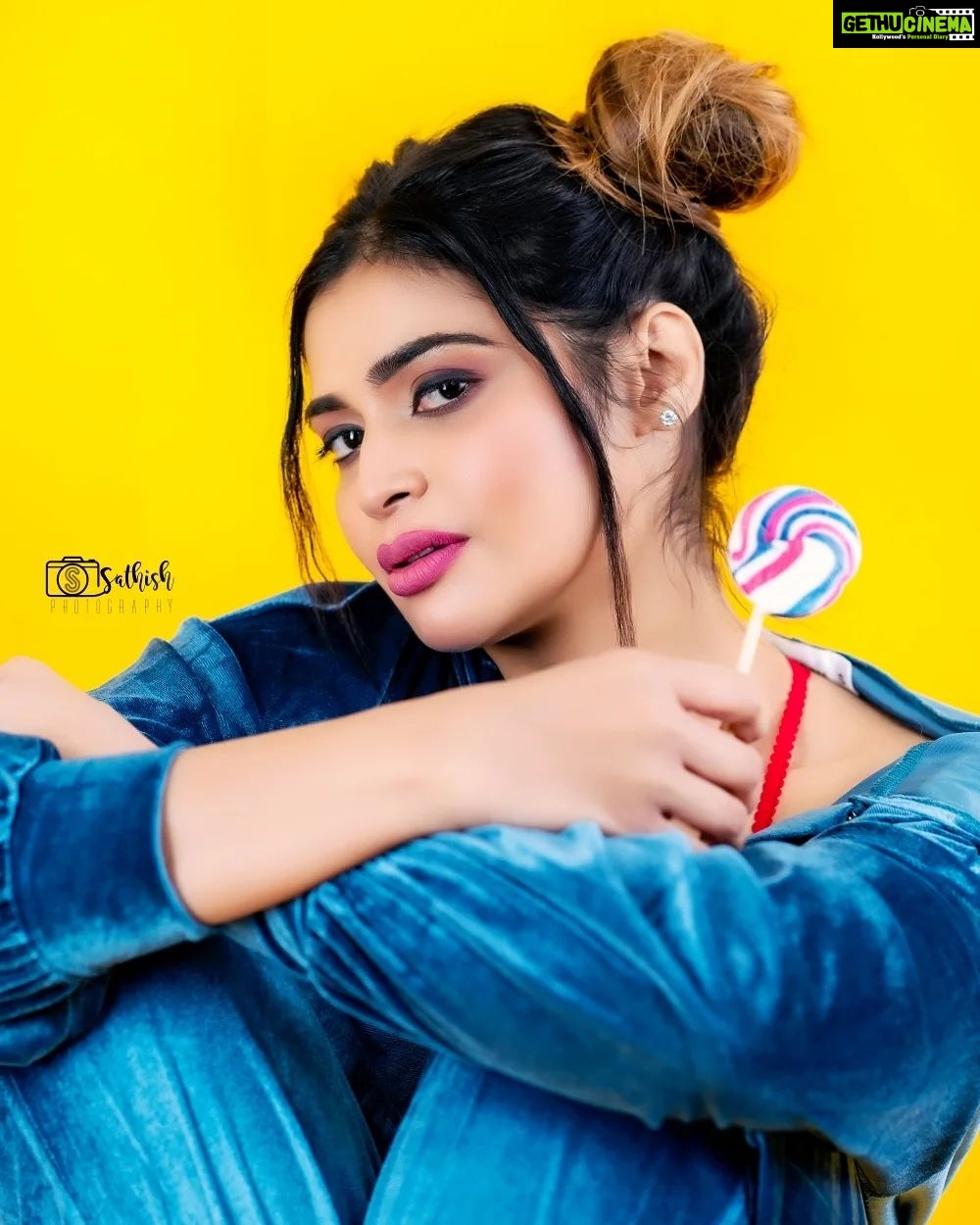 Dharsha Gupta Instagram - 💛💙lolli lolli lolli💙💛 M&H- @murugeshmakeup_hair Pic- @sathish_photography49 Studio - @abc_photostudio