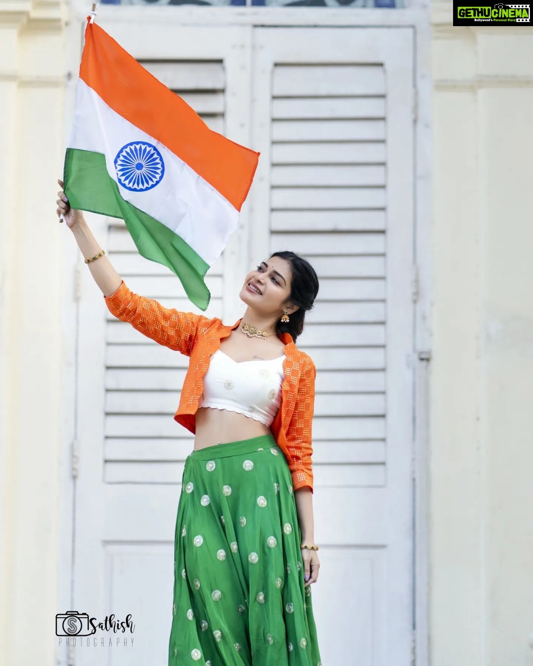 Dharsha Gupta Instagram - 🇮🇳 தேசத்தில் அன்பும் அமைதியும் நிறைந்து வழியட்டும் அனைவருக்கும் இனிய குடியரசு தின நல்வாழ்த்துக்கள்🇮🇳 Hairstylist- @seldonartistry Costume- @sudhassignaturestudio Jewelry- @new_ideas_fashions Pic- @sathish_photography49