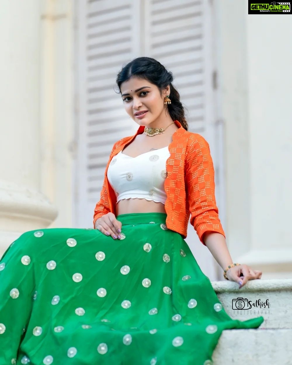 Dharsha Gupta Instagram - 🇮🇳 தேசத்தில் அன்பும் அமைதியும் நிறைந்து வழியட்டும் அனைவருக்கும் இனிய குடியரசு தின நல்வாழ்த்துக்கள்🇮🇳 Hairstylist- @seldonartistry Costume- @sudhassignaturestudio Jewelry- @new_ideas_fashions Pic- @sathish_photography49