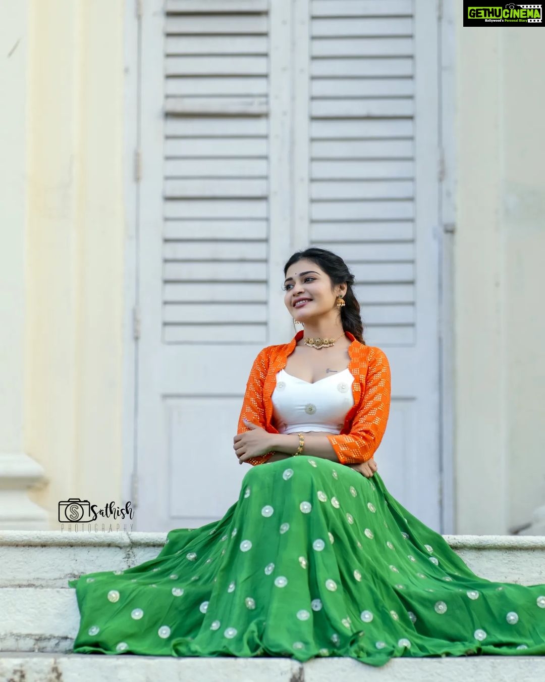 Dharsha Gupta Instagram - 🇮🇳 தேசத்தில் அன்பும் அமைதியும் நிறைந்து வழியட்டும் அனைவருக்கும் இனிய குடியரசு தின நல்வாழ்த்துக்கள்🇮🇳 Hairstylist- @seldonartistry Costume- @sudhassignaturestudio Jewelry- @new_ideas_fashions Pic- @sathish_photography49
