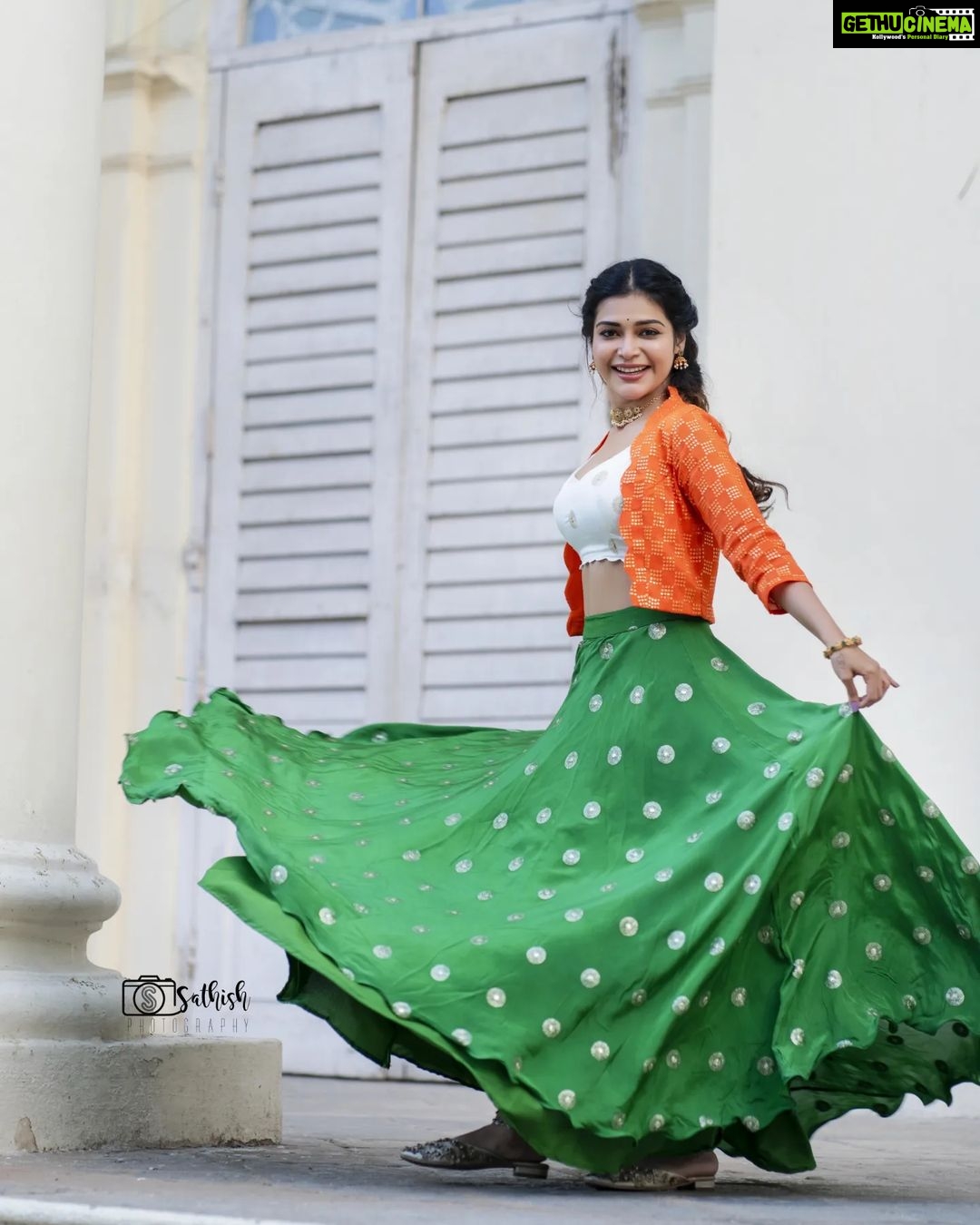 Dharsha Gupta Instagram - 🇮🇳 தேசத்தில் அன்பும் அமைதியும் நிறைந்து வழியட்டும் அனைவருக்கும் இனிய குடியரசு தின நல்வாழ்த்துக்கள்🇮🇳 Hairstylist- @seldonartistry Costume- @sudhassignaturestudio Jewelry- @new_ideas_fashions Pic- @sathish_photography49