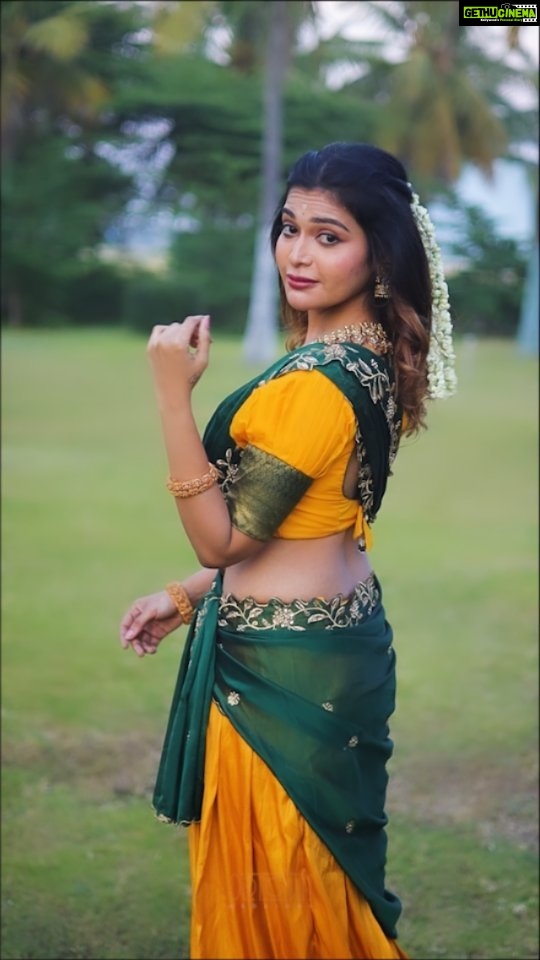 Dharsha Gupta Instagram - 🪔இந்த திருநாள் அனைவருக்கும் உடல்நலத்தையும், மகிழ்ச்சியையும் தரட்டும். கடினமாக உழைத்து வரும் நமது விவசாய பெருங்குடி மக்களின் வாழ்வில் வளத்தை கொண்டு வந்து சேர்க்கட்டும். இனிய பொங்கல் வாழ்த்துக்கள்🪔 🪔En chella kutties ellarukum itha pongal, aaaaahhhhh......🪔 Makeup- @abi_makeup_artist Hairstylist- @sri_bridal_artistry Costume- @aks_le_couturier Jewelry- @rani_bridals_coimbatore Video- @oldtown_weddings Location & Cow- @theespottclub