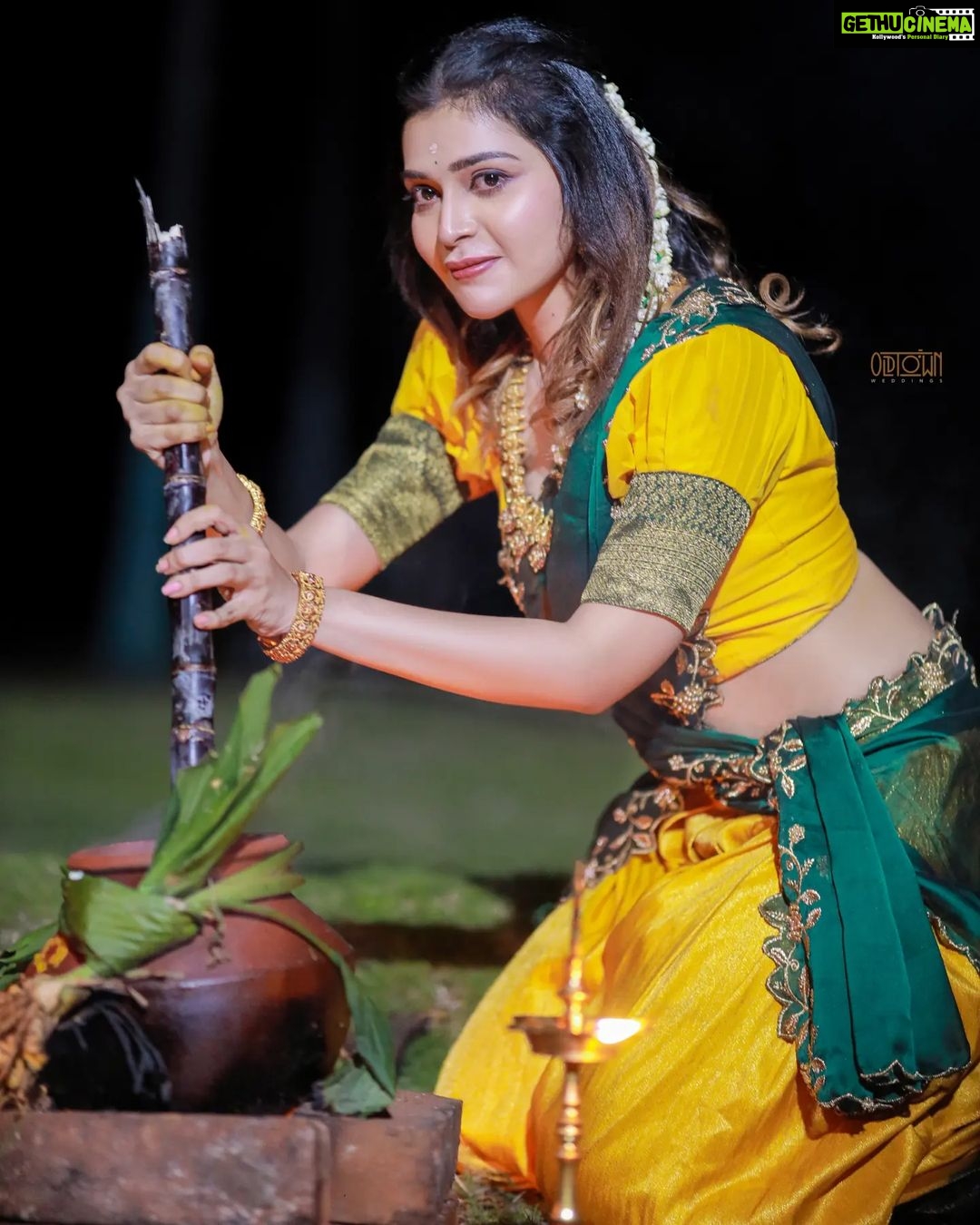 Dharsha Gupta Instagram - 🪔அன்பு பொங்க ஆசை பொங்க இன்பம் பொங்க இனிமை பொங்க என்றும் உங்கள் வீட்டில் மகிழ்ச்சி பொங்க பொங்கலோ பொங்கல் வாழ்த்துக்கள்🪔 Makeup- @abi_makeup_artist Hairstylist- @sri_bridal_artistry Costume- @aks_le_couturier Jewelry- @rani_bridals_coimbatore Pic- @oldtown_weddings Pic edit- @thejan__ Location- @theespottclub