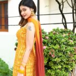 Dharsha Gupta Instagram - 🧡💛பறப்பதற்கு வசதிகள் இருந்தாலும் தரையில் இருக்கவும் கற்றுக்கொள்... சிறகுகளை இழந்தாலும் வருந்தமாட்டாய்💛🧡 M&H- @murugeshmakeup_hair Costume- @sudhassignaturestudio Pic- @evidencemaker