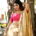 Dharsha Gupta Instagram – 💗அன்புடன் பேசுங்கள் அது உங்களை
அழகாக்கும்💗
M&H- @murugeshmakeup_hair
Costume- @sudhassignaturestudio
Pic- @_niki_photographyy