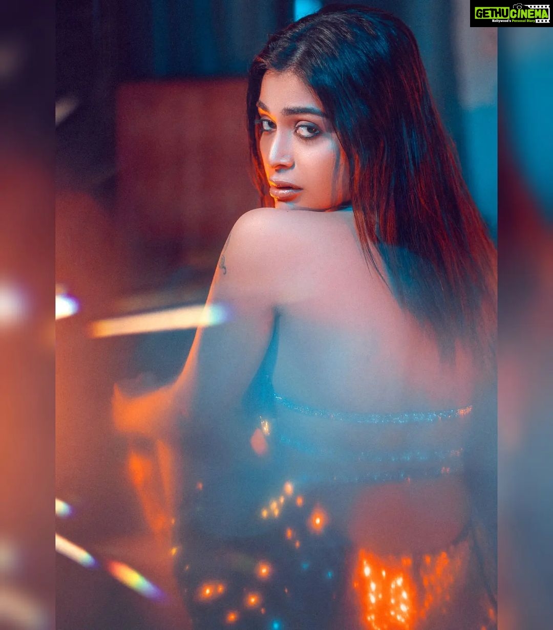 Dharsha Gupta Instagram - 🌟 கவலைகள் கரையட்டும். துன்பங்கள் தொலையட்டும். கடந்தவை அனைத்தும் மறைந்து. எண்ணங்கள் ஒளிரட்டும். வாழ்க்கை பல வண்ணங்களாக மாறட்டும். புன்னகை பூக்கட்டும். புது வருடத்தில் இல்லத்தில் இன்பம் பெருகட்டும். இனிய புத்தாண்டு நல்வாழ்த்துக்கள்🌟 🌟Happy newyear my chellakutties🌟 M&H- @murugeshmakeup_hair Pic- @storiesbypreetham