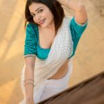 Dharsha Gupta Instagram – 💙🤍கண்களால் காதல் மொழி பேச முடியுமா?🤍💙
🤍💙Happy Weekend my chelmzzz, ummmmahh💙🤍
Saree- @hersexclusive 
Pic- @dhanush__photography