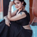 Dharsha Gupta Instagram - 🖤கருப்பின் மந்திரமும் மாயமும் என்னை வியக்கத் தவறுவதில்லை🖤 🖤Happy Weekend🖤 Hairstyle- @sri_bridal_artistry Costume- @sudhassignaturestudio Pic- @raj_isaac_photography Location- @sodcoimbatore Coimbatore, Tamil Nadu