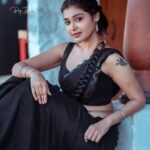 Dharsha Gupta Instagram – 🖤கருப்பின் மந்திரமும் மாயமும் என்னை வியக்கத் தவறுவதில்லை🖤
🖤Happy Weekend🖤
Hairstyle- @sri_bridal_artistry 
Costume- @sudhassignaturestudio 
Pic- @raj_isaac_photography 
Location- @sodcoimbatore Coimbatore, Tamil Nadu