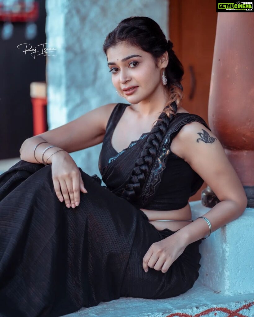 Dharsha Gupta Instagram - 🖤கருப்பின் மந்திரமும் மாயமும் என்னை வியக்கத் தவறுவதில்லை🖤 🖤Happy Weekend🖤 Hairstyle- @sri_bridal_artistry Costume- @sudhassignaturestudio Pic- @raj_isaac_photography Location- @sodcoimbatore Coimbatore, Tamil Nadu