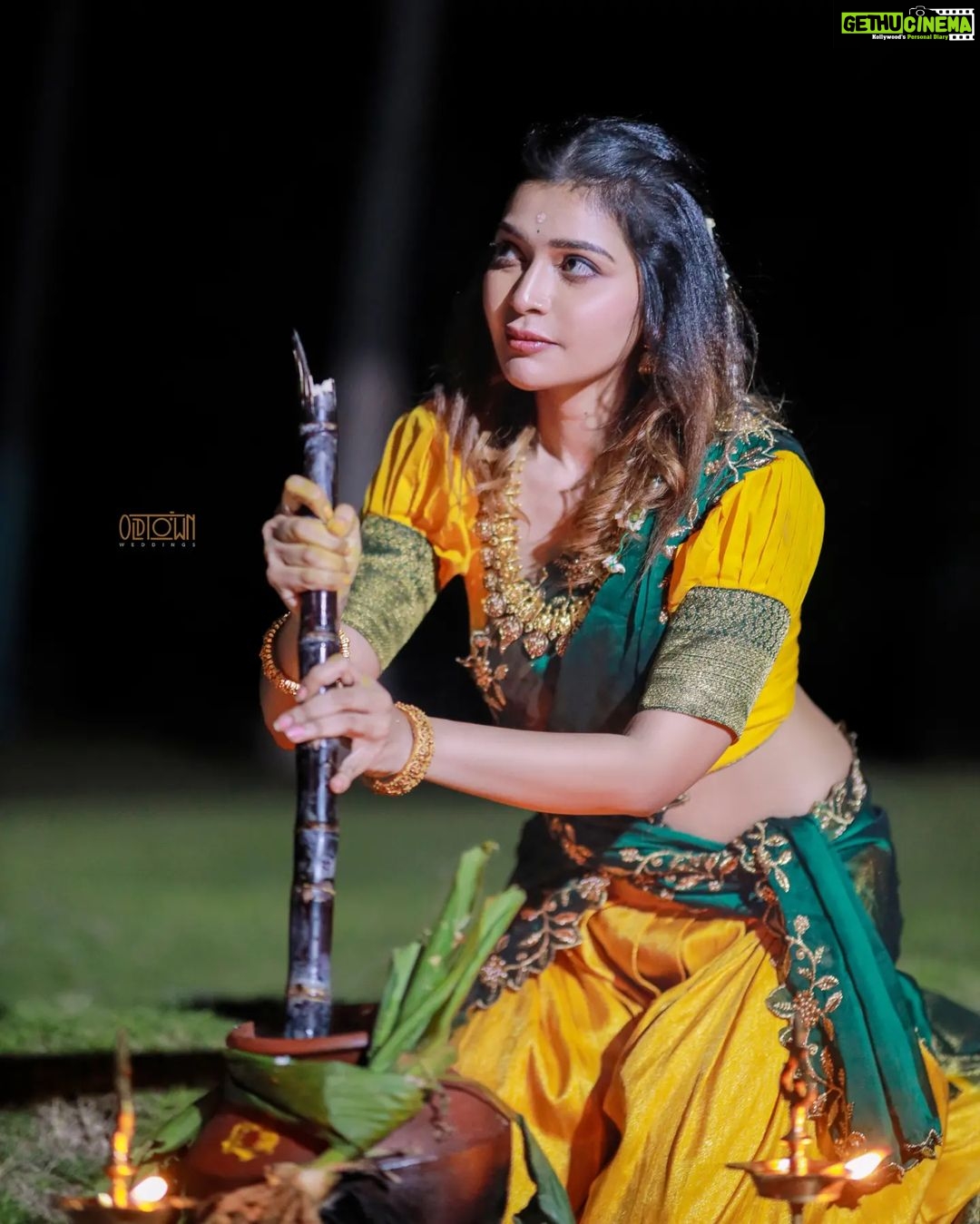 Dharsha Gupta Instagram - 🪔அன்பு பொங்க ஆசை பொங்க இன்பம் பொங்க இனிமை பொங்க என்றும் உங்கள் வீட்டில் மகிழ்ச்சி பொங்க பொங்கலோ பொங்கல் வாழ்த்துக்கள்🪔 Makeup- @abi_makeup_artist Hairstylist- @sri_bridal_artistry Costume- @aks_le_couturier Jewelry- @rani_bridals_coimbatore Pic- @oldtown_weddings Pic edit- @thejan__ Location- @theespottclub