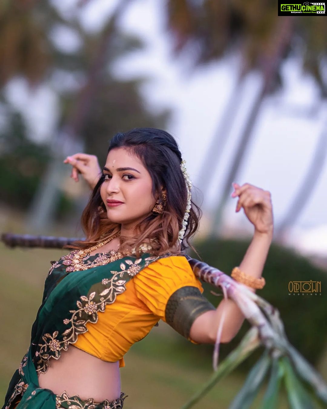 Dharsha Gupta Instagram - 🪔அன்பு பொங்க ஆசை பொங்க இன்பம் பொங்க இனிமை பொங்க என்றும் உங்கள் வீட்டில் மகிழ்ச்சி பொங்க பொங்கலோ பொங்கல் வாழ்த்துக்கள்🪔 Makeup- @abi_makeup_artist Hairstylist- @sri_bridal_artistry Costume- @aks_le_couturier Jewelry- @rani_bridals_coimbatore Pic- @oldtown_weddings Pic edit- @thejan__ Location- @theespottclub