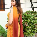 Dharsha Gupta Instagram - 🧡💛பறப்பதற்கு வசதிகள் இருந்தாலும் தரையில் இருக்கவும் கற்றுக்கொள்... சிறகுகளை இழந்தாலும் வருந்தமாட்டாய்💛🧡 M&H- @murugeshmakeup_hair Costume- @sudhassignaturestudio Pic- @evidencemaker