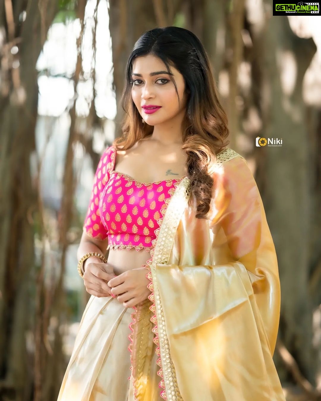 Dharsha Gupta Instagram - 💗அன்புடன் பேசுங்கள் அது உங்களை அழகாக்கும்💗 M&H- @murugeshmakeup_hair Costume- @sudhassignaturestudio Pic- @_niki_photographyy