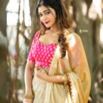 Dharsha Gupta Instagram – 💗அன்புடன் பேசுங்கள் அது உங்களை
அழகாக்கும்💗
M&H- @murugeshmakeup_hair
Costume- @sudhassignaturestudio
Pic- @_niki_photographyy