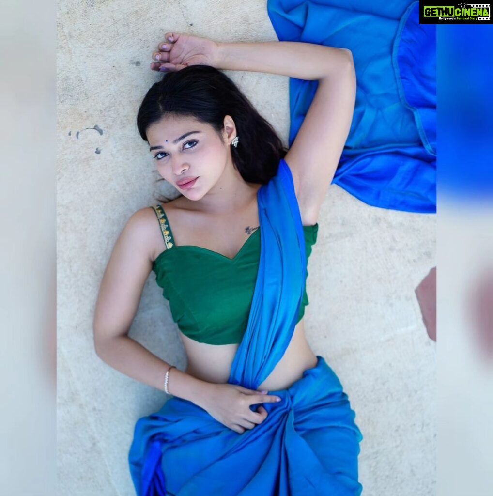 Dharsha Gupta Instagram - 💙💚அன்பால் அழகு செய் எவர் தடுத்தாலும் மறையாது பேரன்பு💚💙 Saree & blouse- @selaiyum_ravikaiyum Pic- @sathish_photography49
