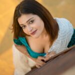 Dharsha Gupta Instagram – 💙🤍கண்களால் காதல் மொழி பேச முடியுமா?🤍💙
🤍💙Happy Weekend my chelmzzz, ummmmahh💙🤍
Saree- @hersexclusive 
Pic- @dhanush__photography