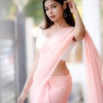 Dharsha Gupta Instagram – 🩷🤍Happy Sunday chellakutties🤍🩷
Blouse- @sudhassignaturestudio 
Saree- @razak_creations
Pic- @camerasenthil