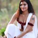 Dharsha Gupta Instagram - 🤍🤍 M&H- @vinotha_makeupartist Costume- @sudhassignaturestudio Floral decoration- @the_floral_pleats Pic- @camerasenthil Location- @keethhouse @rrajeshananda Keeth House