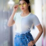 Dharsha Gupta Instagram - 🤍💙உன் மதிப்பை முடிவு செய்ய வேண்டியது நீ தான்.. உன்னை சுற்றி இருப்பவர்கள் அல்ல.!💙🤍 🤍💙Happy Weekend💙🤍 Pic- @camerasenthil @rrajeshananda
