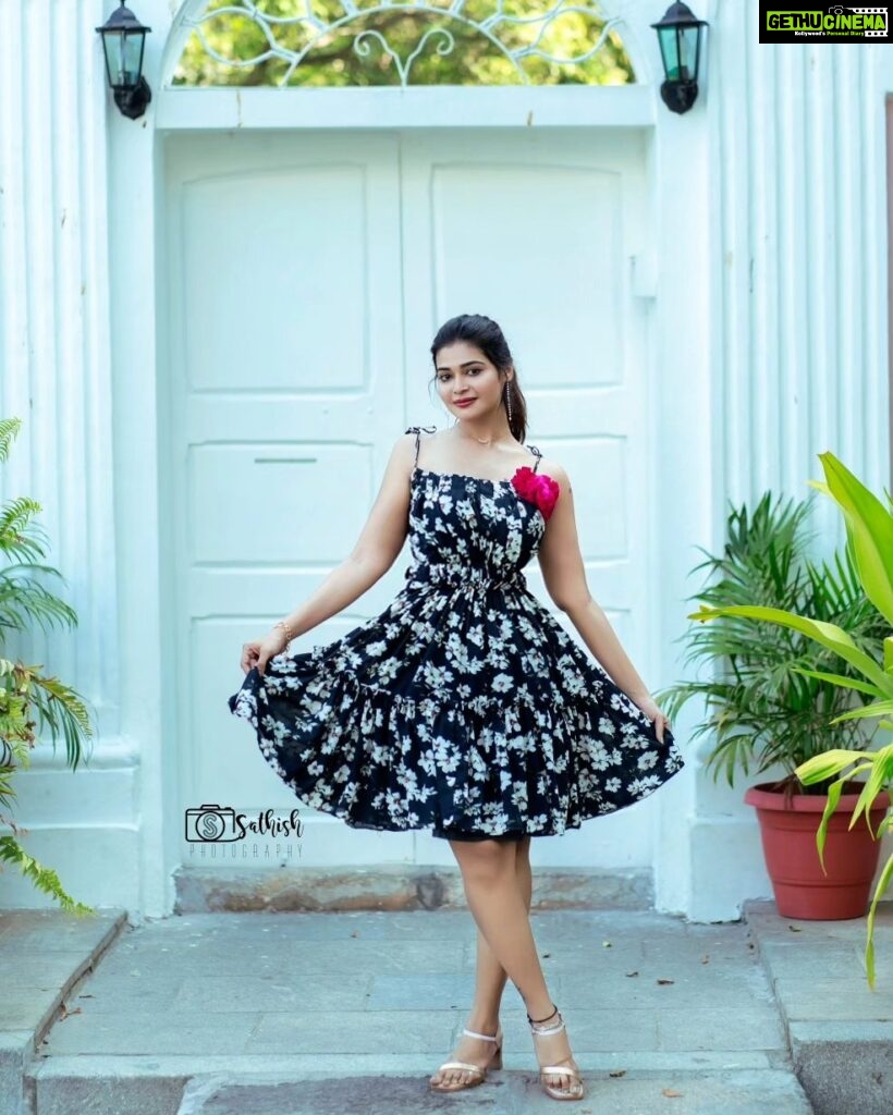 Dharsha Gupta Instagram - 🩷🖤தன்னம்பிக்கை இருக்கும் அளவுக்கு முயற்சியும் இருந்தால் தான் வெற்றி சாத்தியம்🩷🖤 Styled, M & H - @vinotha_makeupartist Costume- @envyra_fashion_designer Pic- @sathish_photography49