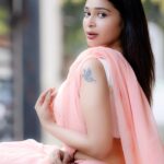 Dharsha Gupta Instagram – 🩷🤍Happy Sunday chellakutties🤍🩷
Blouse- @sudhassignaturestudio 
Saree- @razak_creations
Pic- @camerasenthil