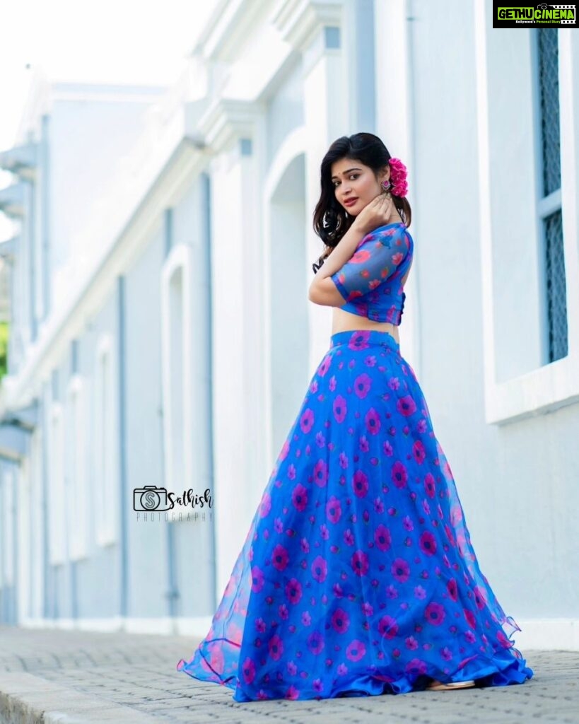 Dharsha Gupta Instagram - 💙🩷மகிழ்ச்சியான முகம்தான், எப்போதுமே அழகான முகம்🩷💙 M&H- @vinotha_makeupartist Costume- @envyra_fashion_designer Pic- @sathish_photography49 French Colony Pondicherry