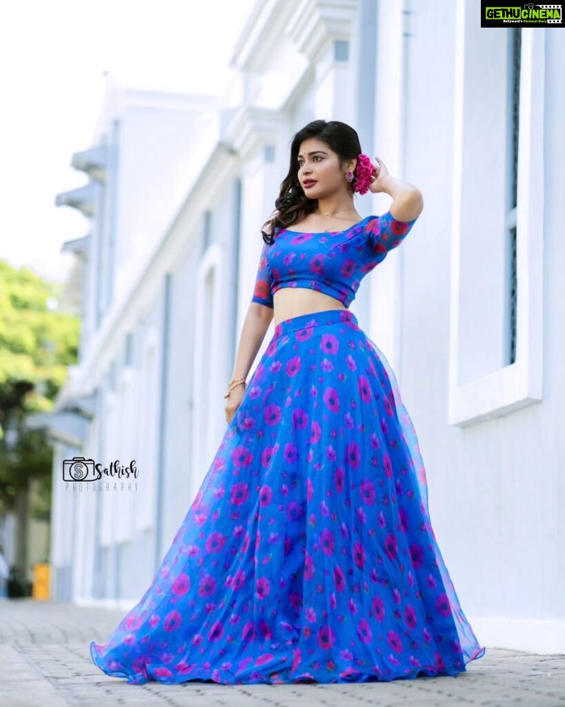 Dharsha Gupta Instagram - 💙🩷மகிழ்ச்சியான முகம்தான், எப்போதுமே அழகான முகம்🩷💙 M&H- @vinotha_makeupartist Costume- @envyra_fashion_designer Pic- @sathish_photography49 French Colony Pondicherry