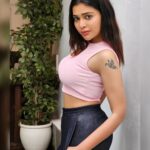 Dharsha Gupta Instagram - 🩷🖤எதையும் ஏற்றுக்கொள்ளும் போது மனம் இலகுவாகிறது🖤🩷