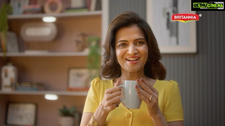 Dhivyadharshini Instagram - Why just drink coffee when you can eat it too? Indulge in a melt-in-your-mouth coffee experience with Britannia BisCafe - the perfect thin, crispy, and light biscuit - the coffee that you can snack on! #BritanniaBisCafe #ItsYourCoffeeBiscuit
