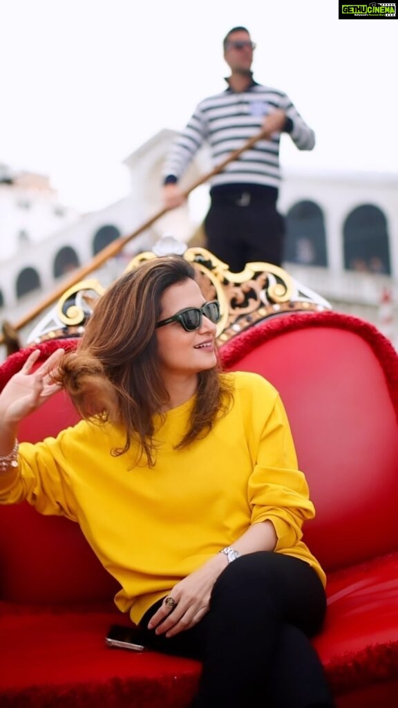 Dhivyadharshini Instagram - Lyrics is the caption Namalla nariya peruku porundhum. Beautiful Venice Gondola ride made me take a deep look into life. Thnks @gtholidays.in , this one is for all the people I’m #GTholidays who work in relentlessly to make their guests trip peaceful 🤗 #ddneelakandan #travel #tourism #lifephilosophy #dhivyadharshini #venice #gondola #italy Venice, Italy