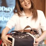 Dhivyadharshini Instagram - Vandutennnnn #ddstyles la iniku handbagssssssss 3 styles of bags, tote bag, shoulder bag, sling bag… Only 90 secs so only 3 bagssssss 😔 Epdi enjoy panreenga pls solungaaaaa Behind the scenes video coming sooonnn 😀 #ddstyles #ddneelakandan #dhivyadharshini #styling #fashion #handbags